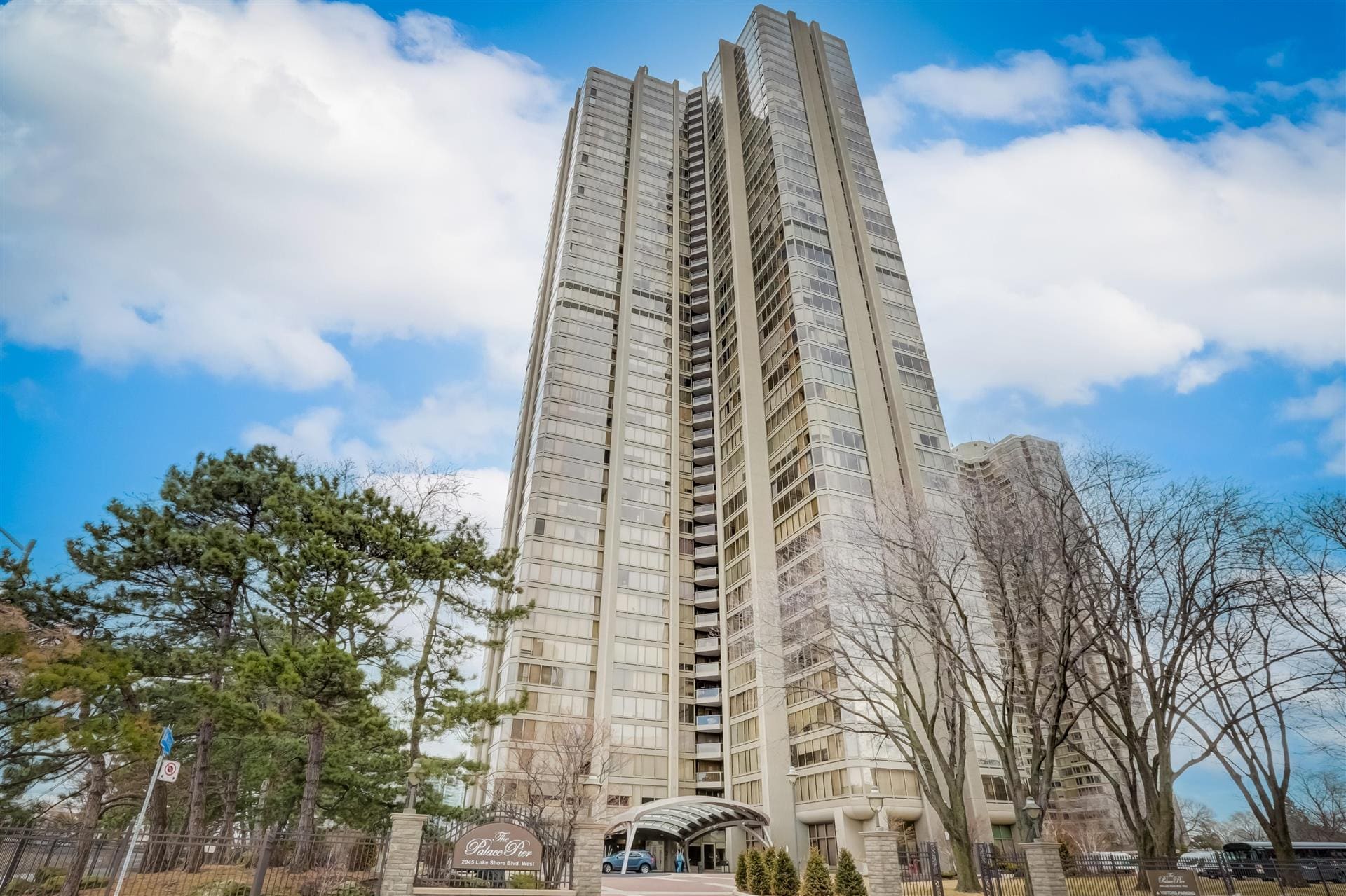 Palace Pier Condos 2045 Lake Shore Blvd W ThompsonSells
