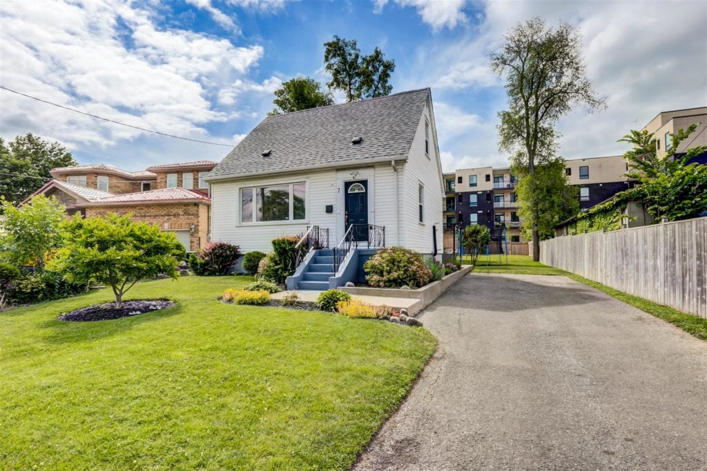 7 Brenda Cres