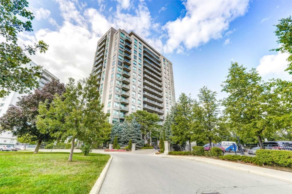The Fountains of Edenbridge Condos 38 Fontenay Court