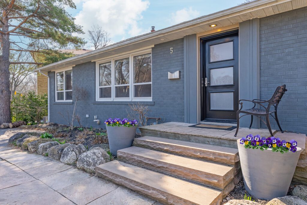 5 Chestnut Hills Crescent Humber Valley Village